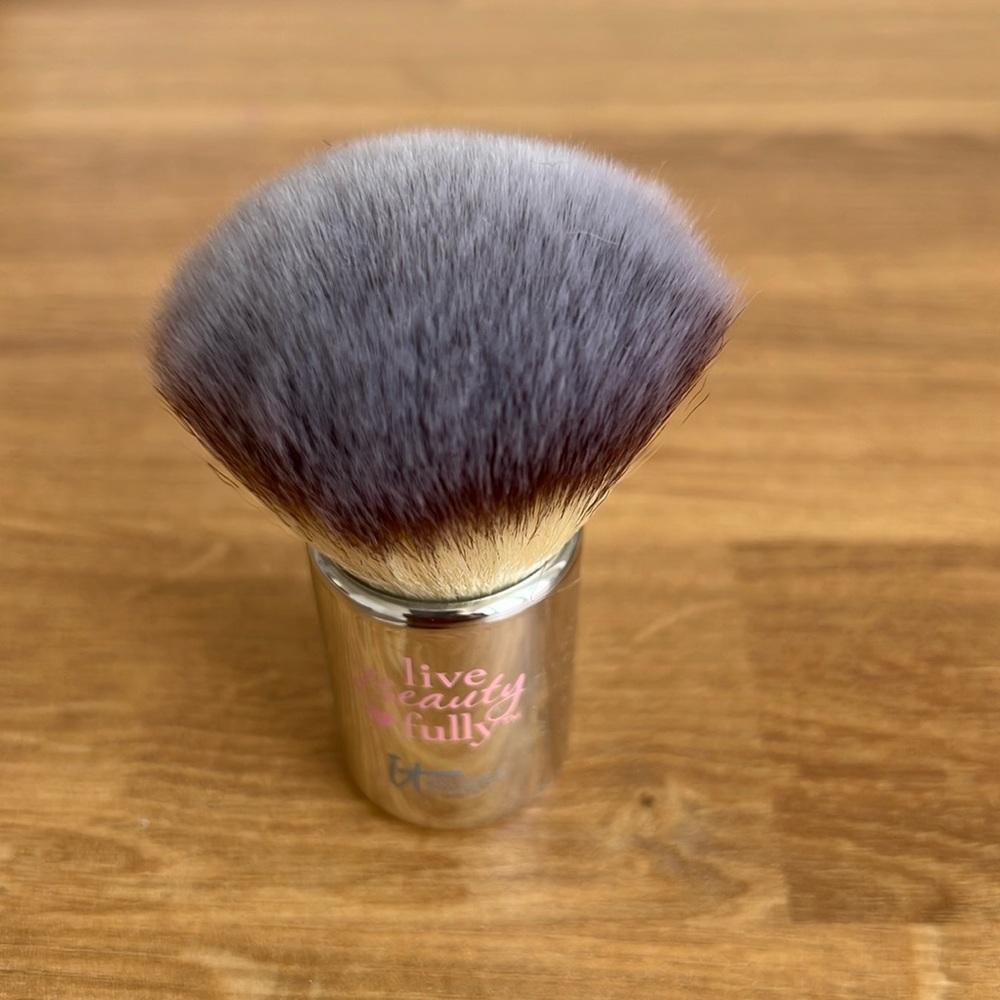 BRAND NEW - It Cosmetics #207 Kabuki Brush